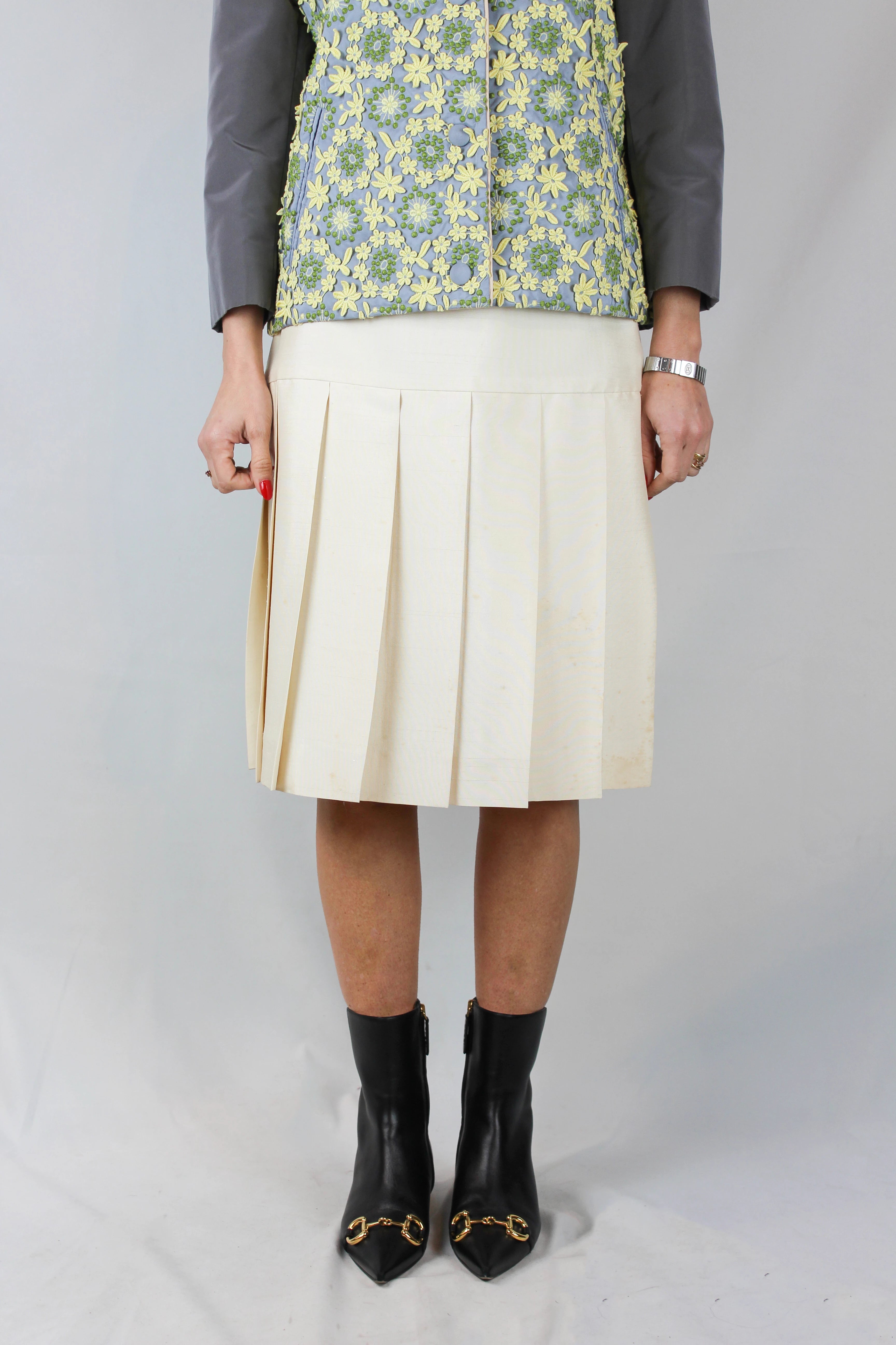 Pleated silk skirt in ecru with fitted waistline