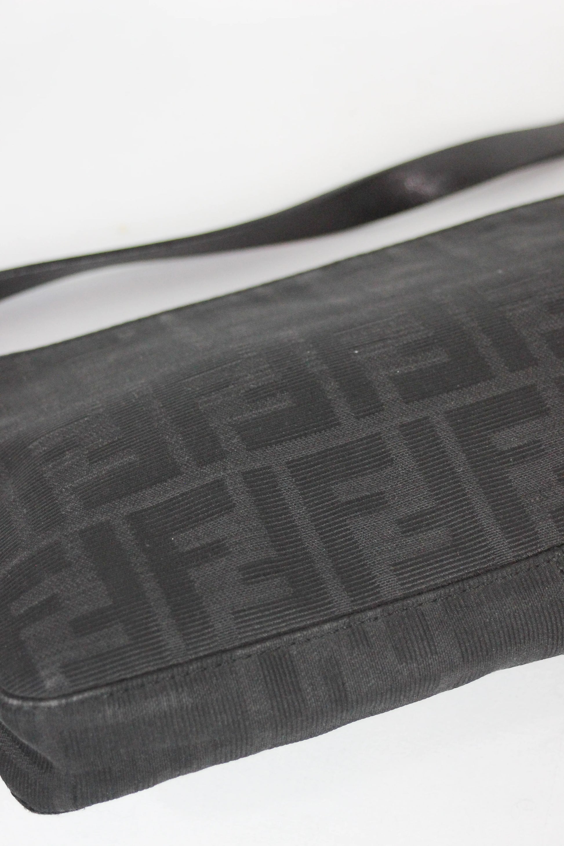 Zucca canvas zippered baguette