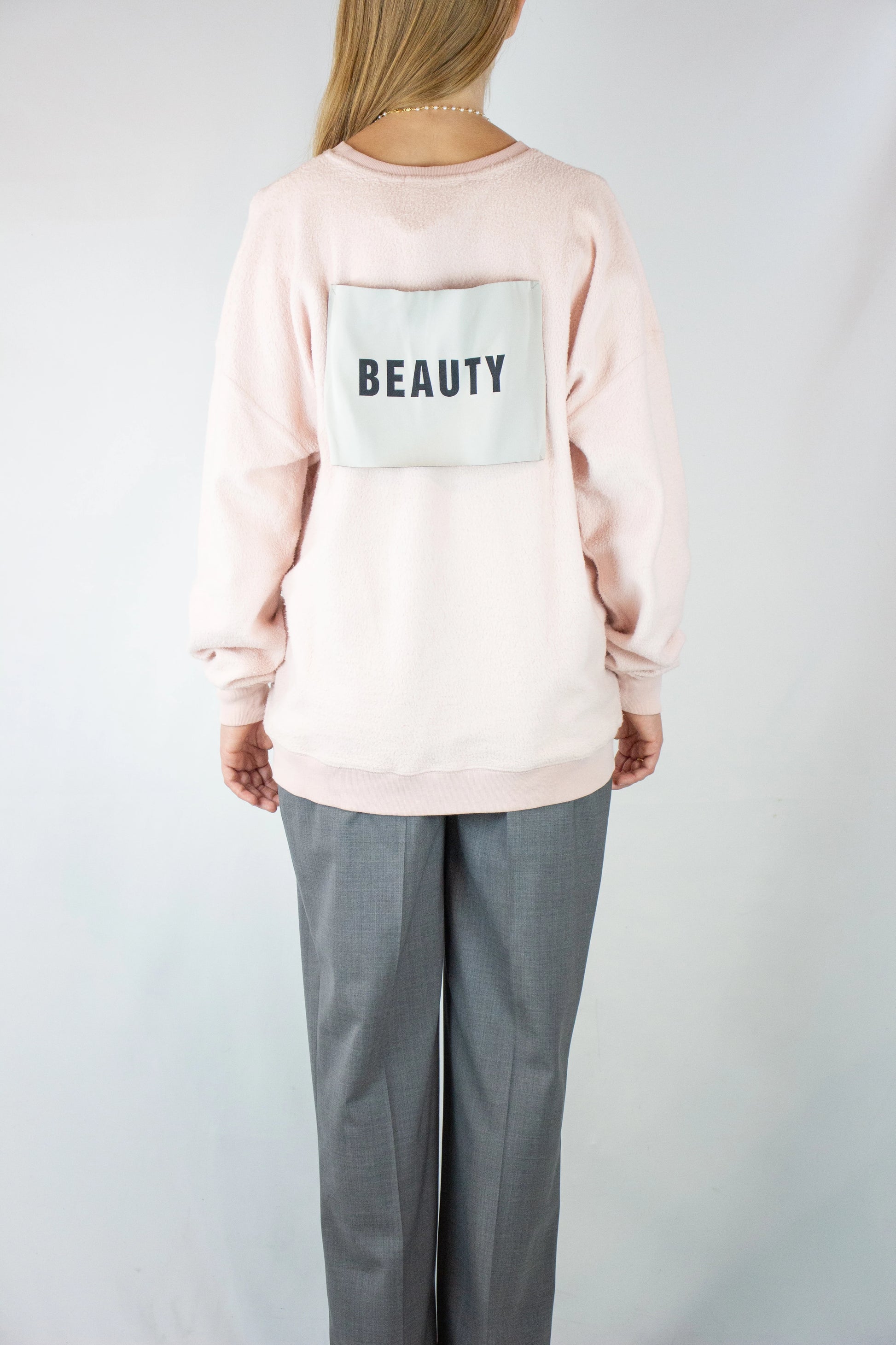 Felpa oversize rosa baby con toppa posteriore "Beauty"