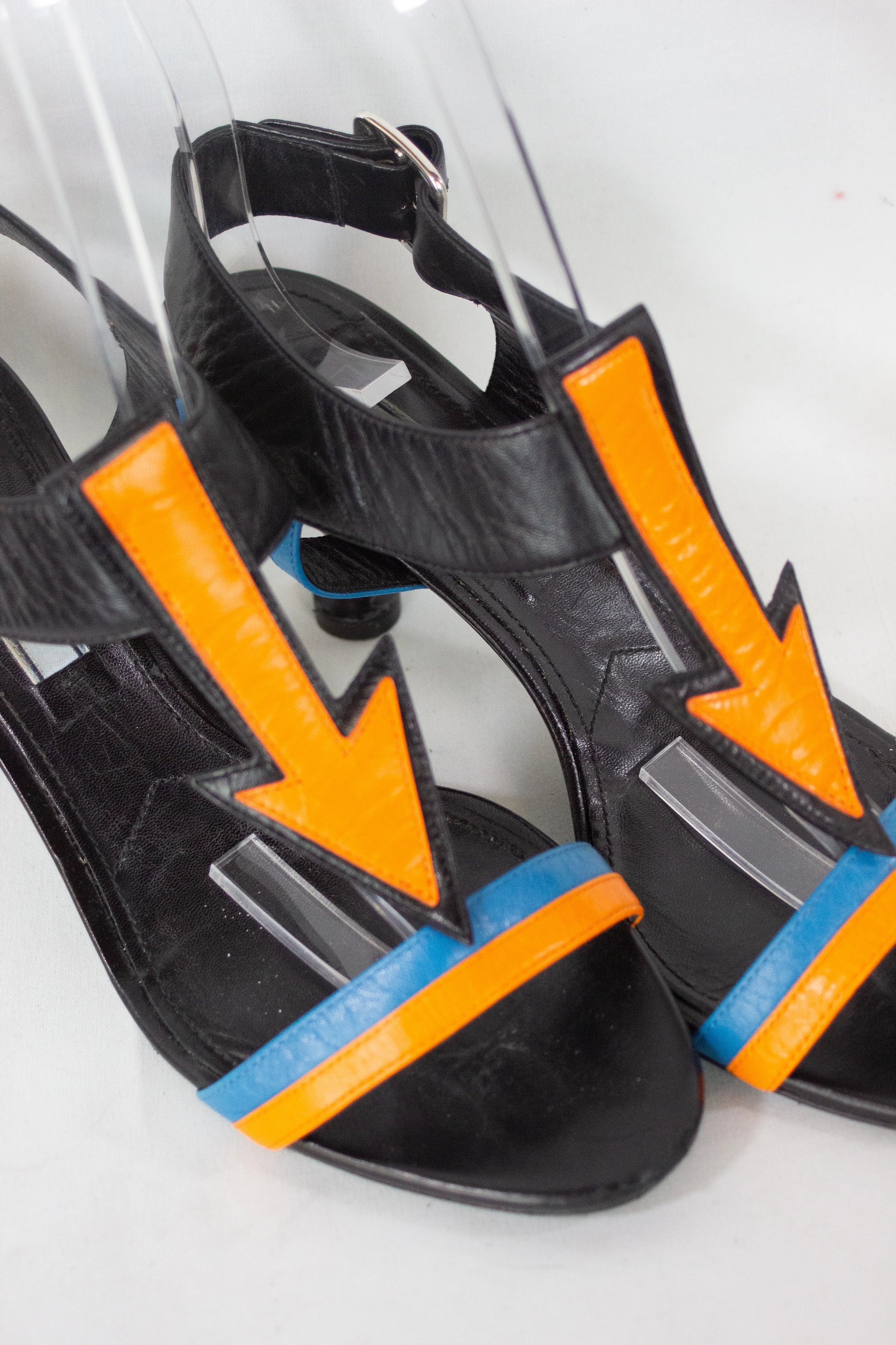 Orange arrow sandals Resort2016