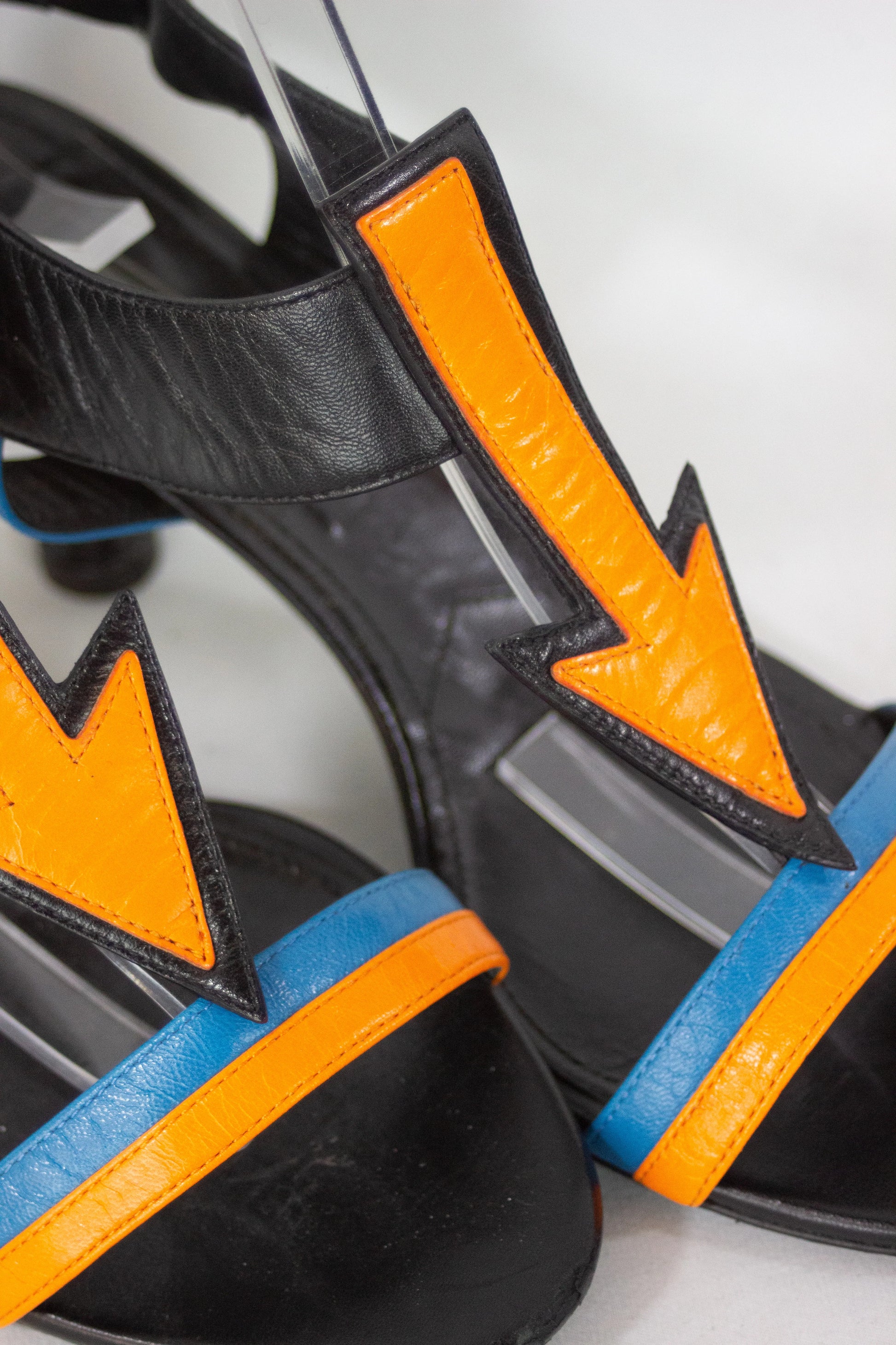 Orange arrow sandals Resort2016