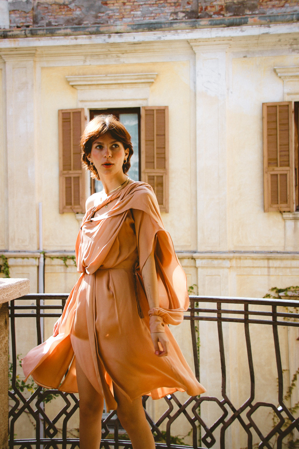 Abito monospalla in seta drappeggiato con dettaglio spilla da balia SS2012