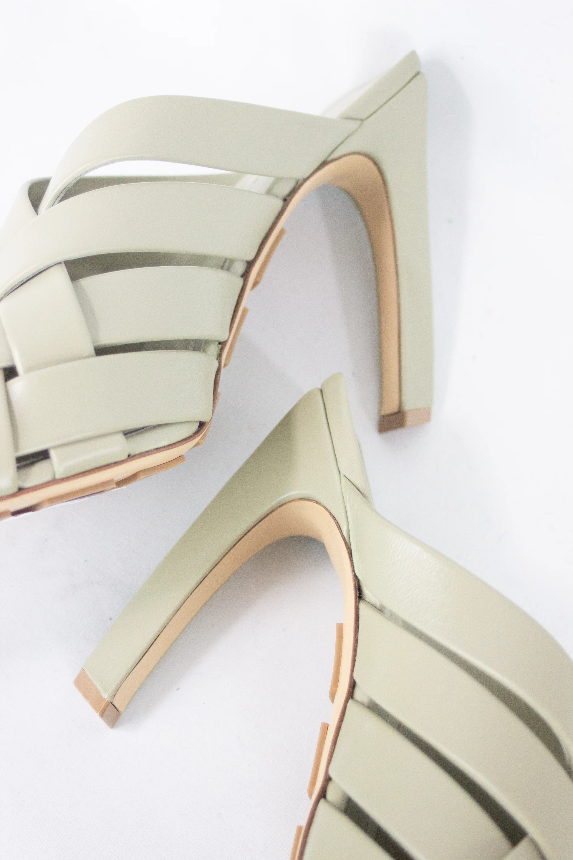 Intrecciato mules SS2023