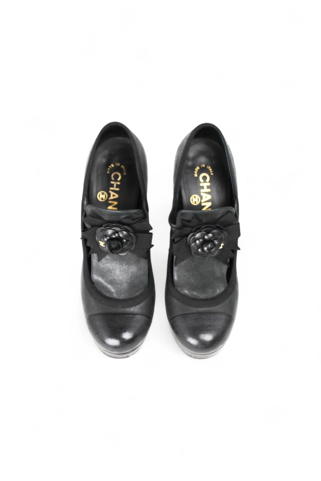 Black Leather Pumps with Round Toe and Camellia