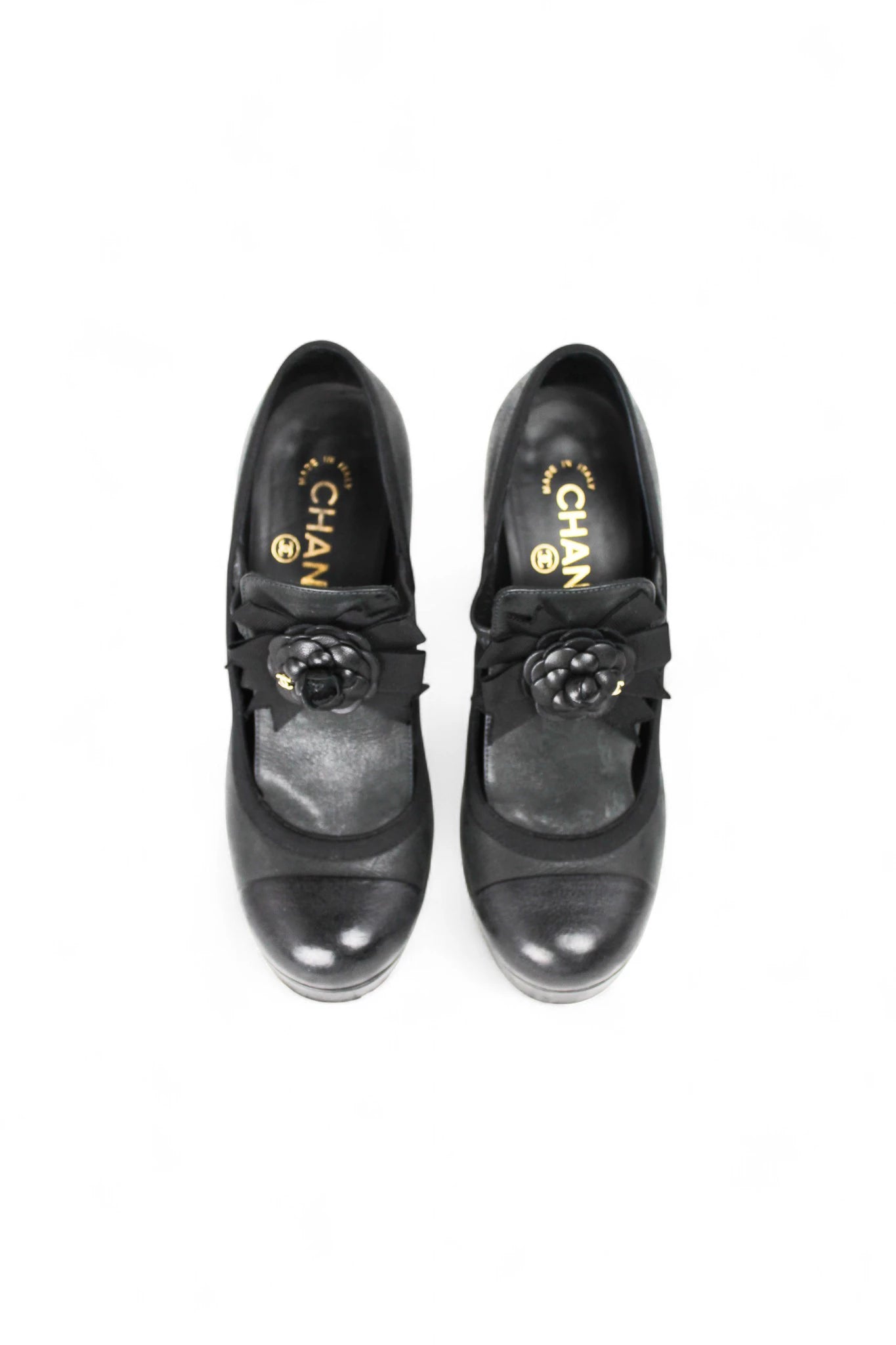 Black Leather Pumps with Round Toe and Camellia