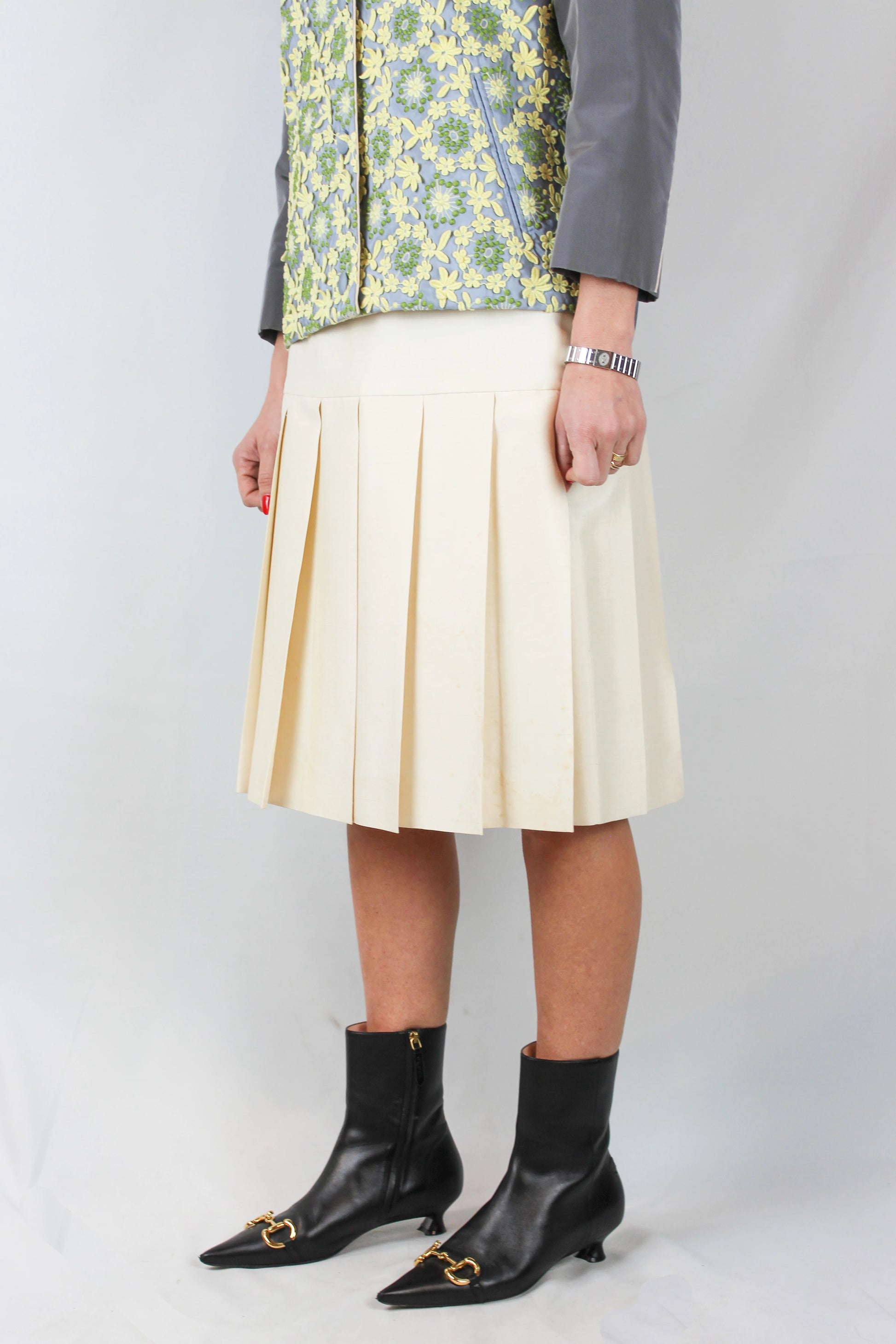 Pleated silk skirt in ecru with fitted waistline