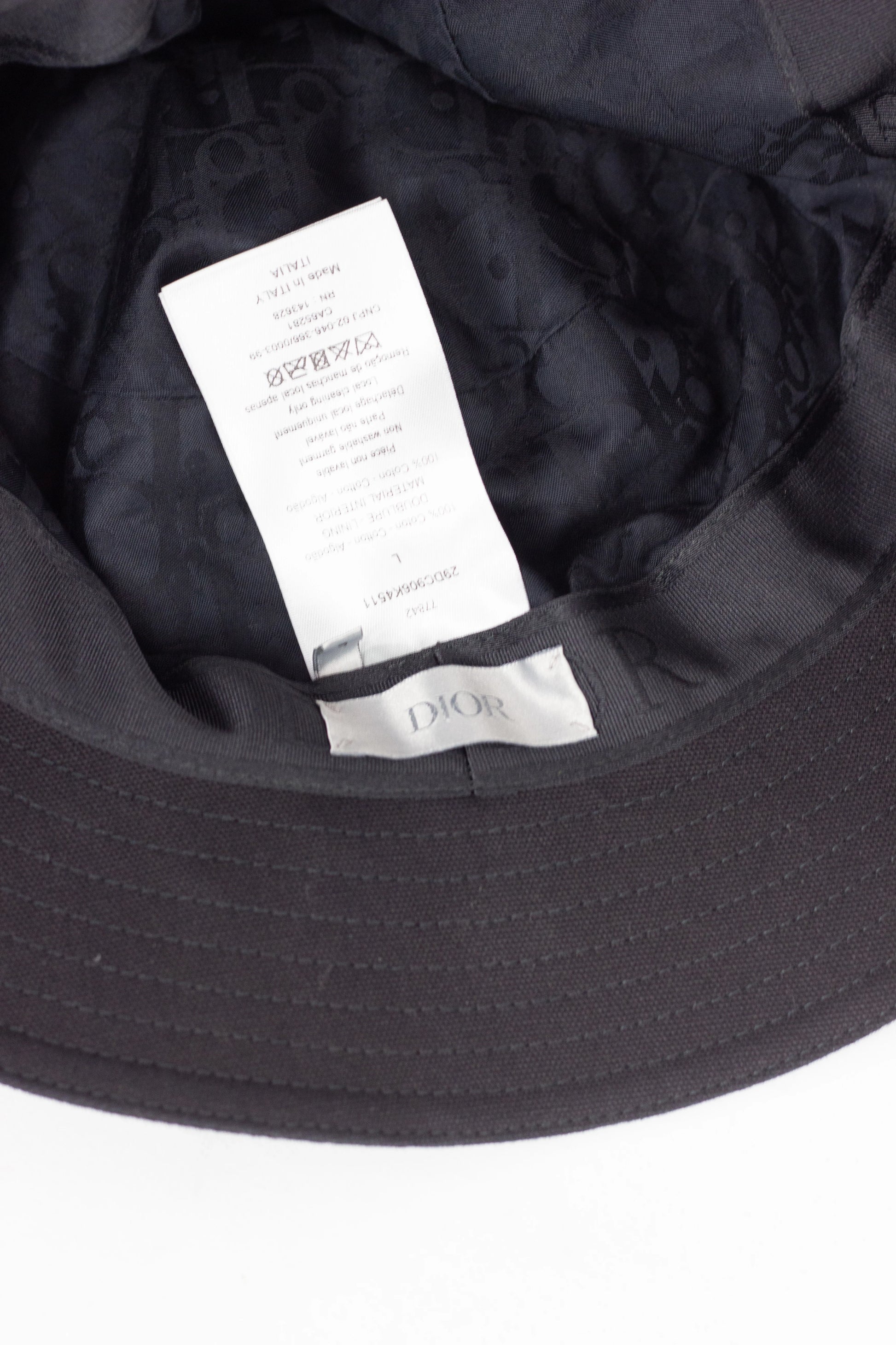 Black bucket hat with print
