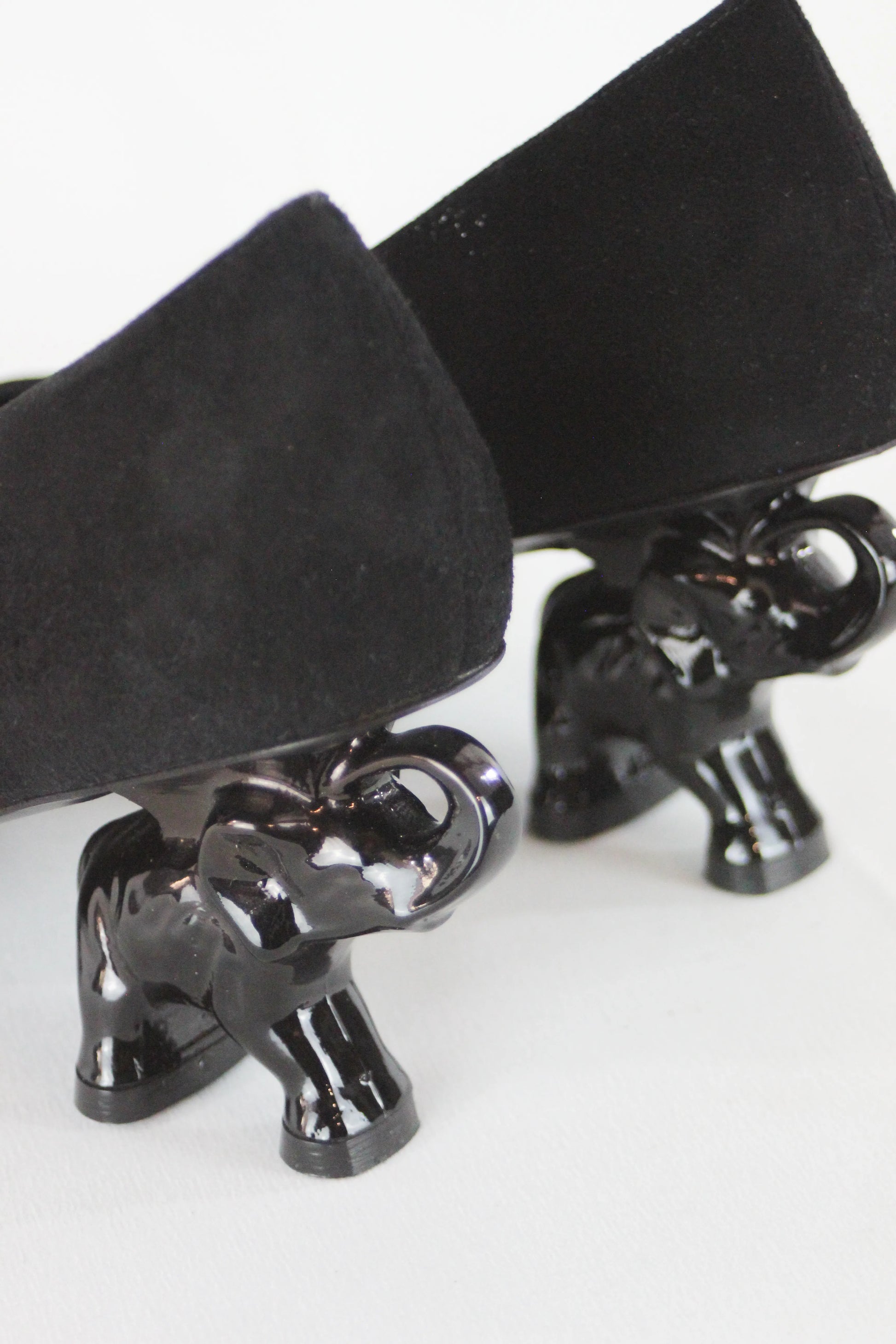 Suede elephant heel pumps