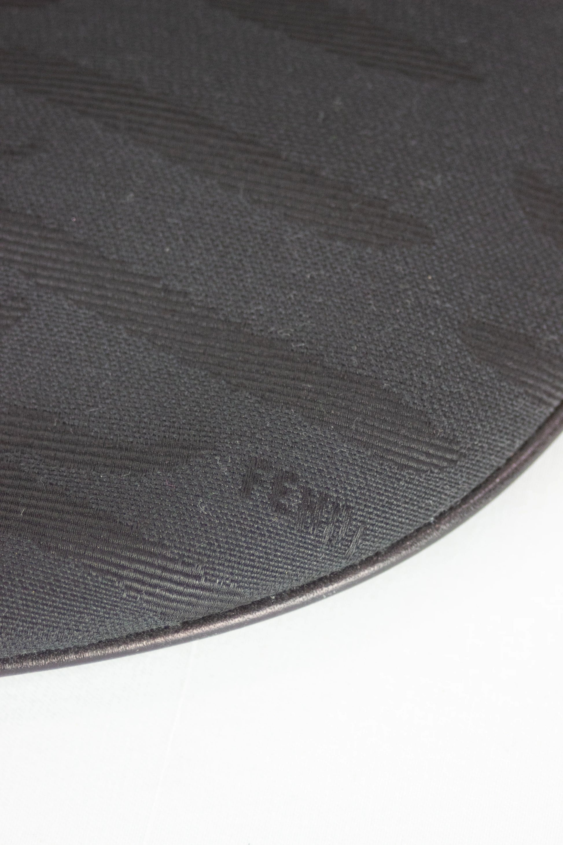 Oyster in black zebra canvas