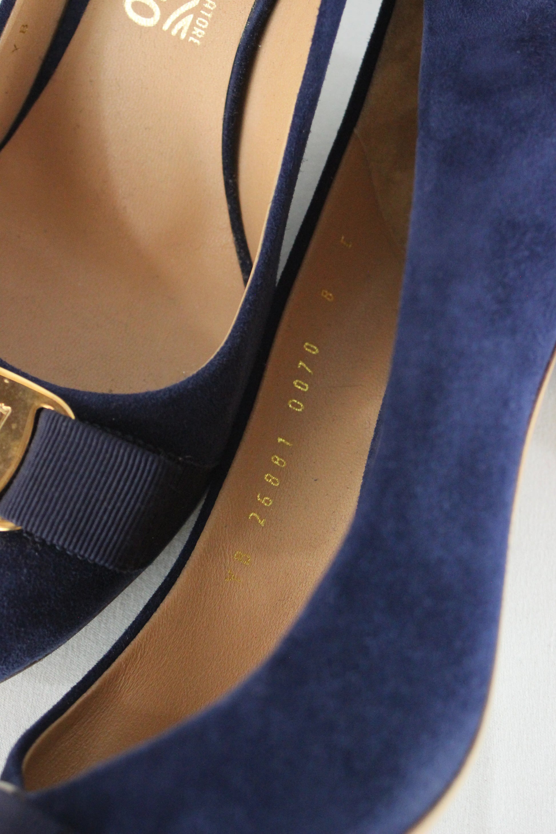 Blue suede Vera pumps