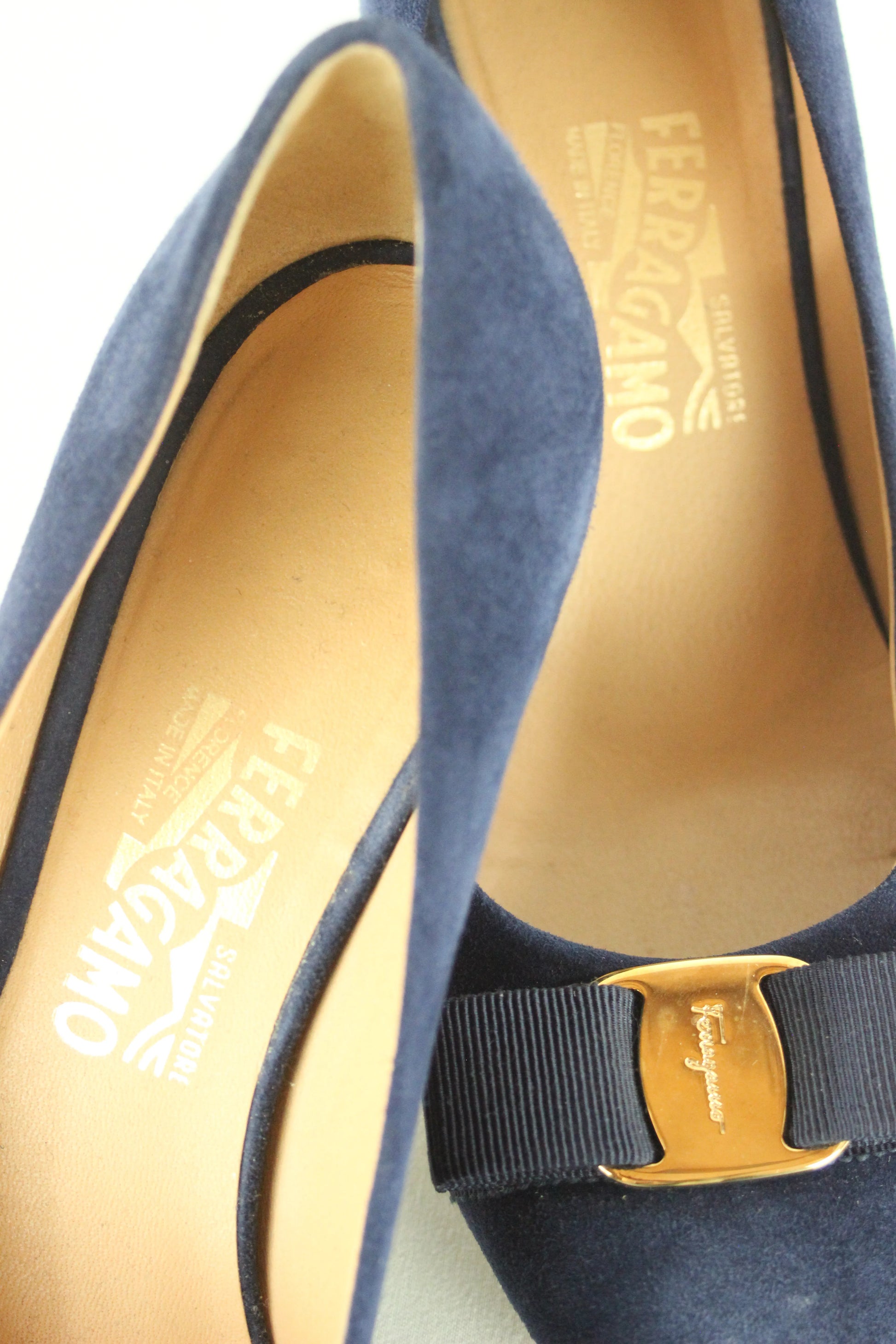 Blue suede Vera pumps