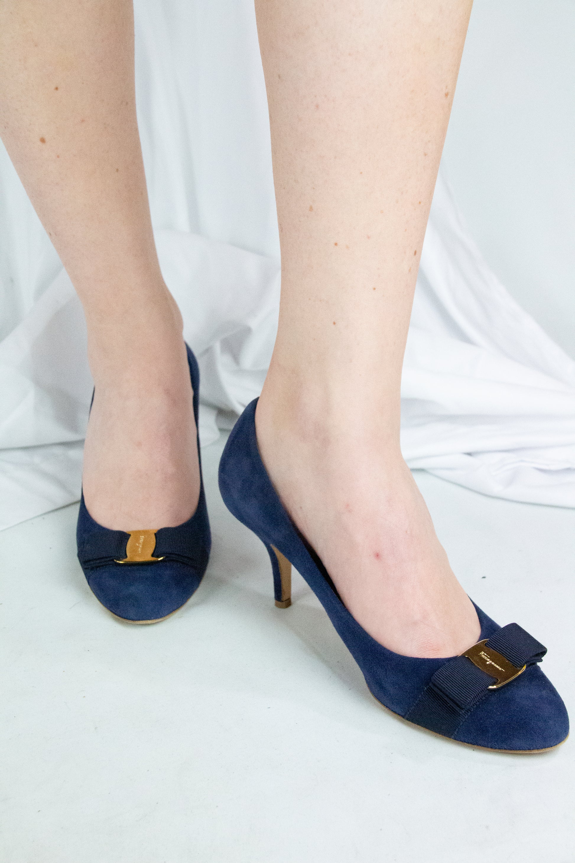 Blue suede Vera pumps