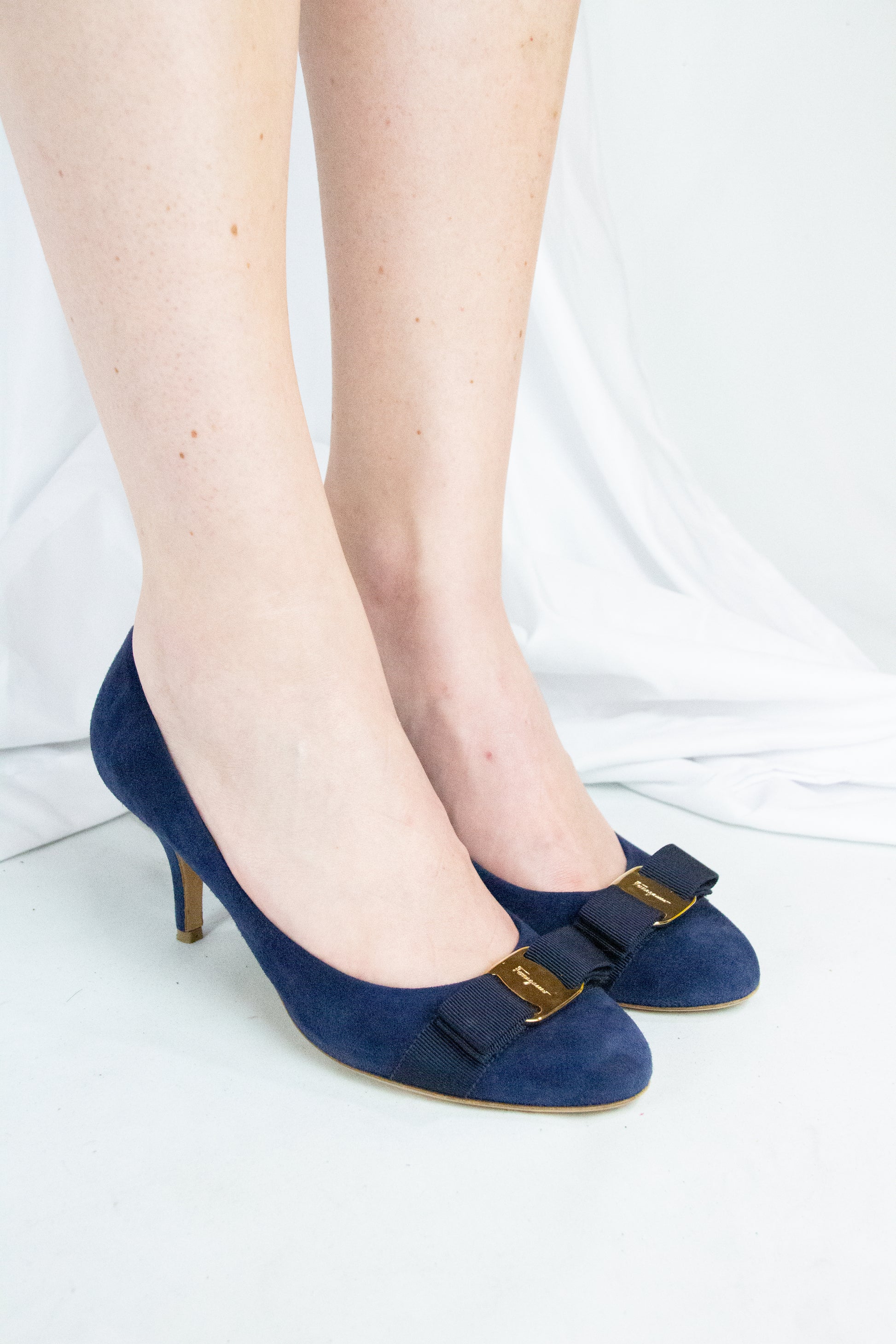 Blue suede Vera pumps