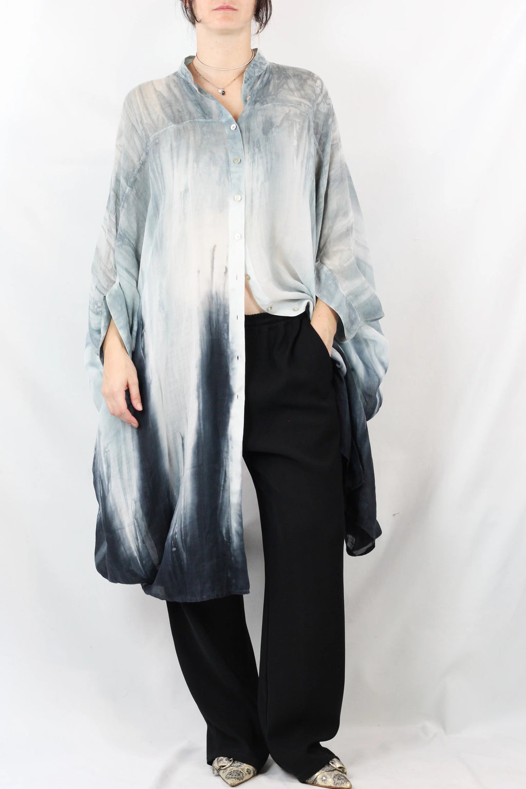 Abito camicia in lino garzato tinto a riserva Shibori