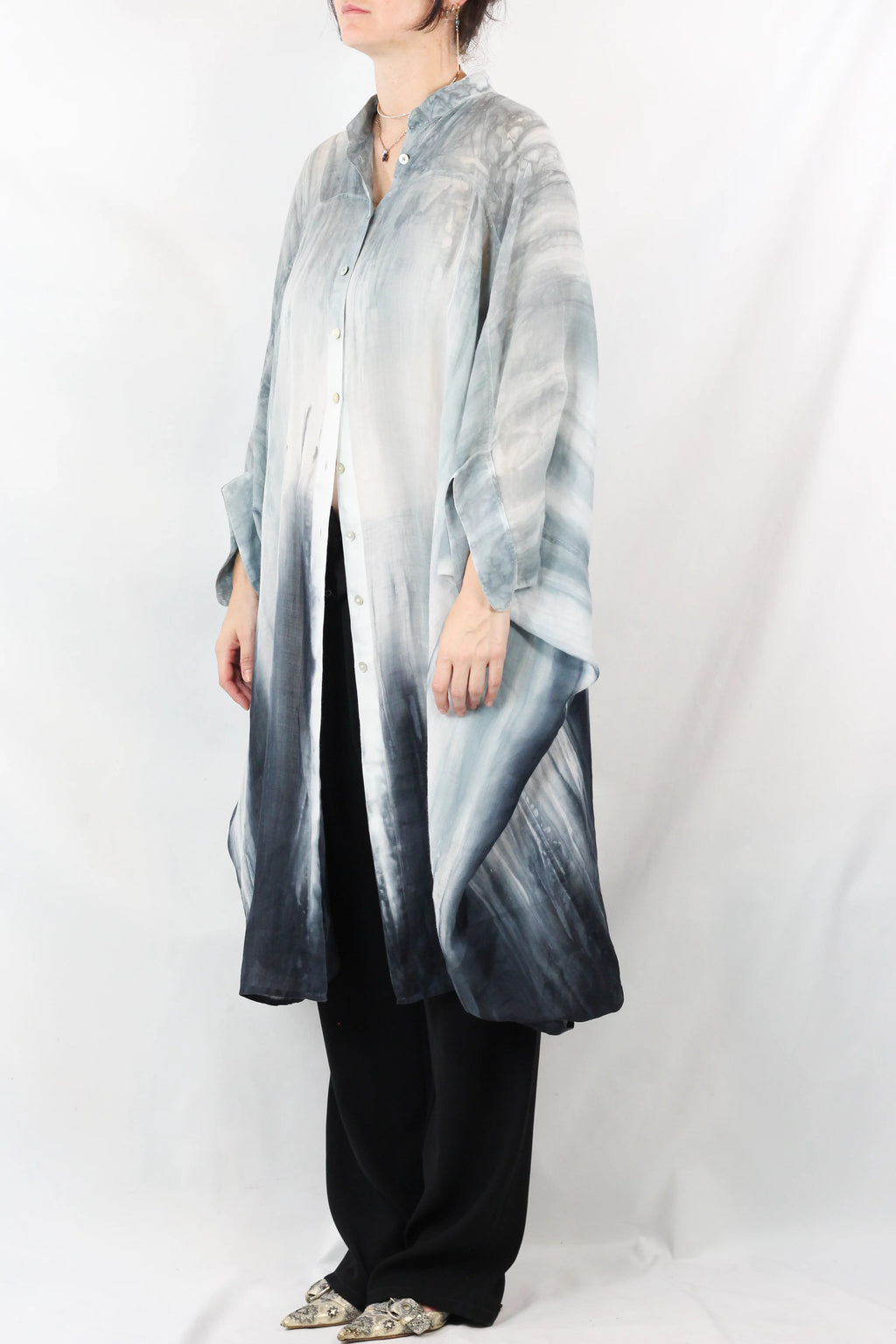 Abito camicia in lino garzato tinto a riserva Shibori