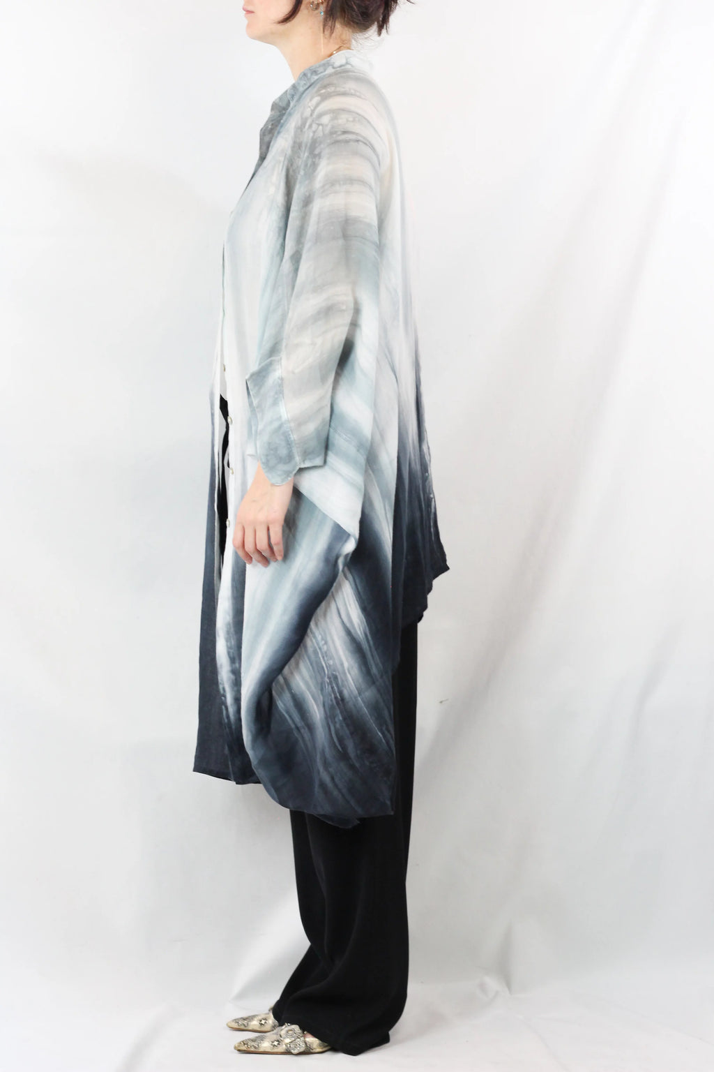 Abito camicia in lino garzato tinto a riserva Shibori