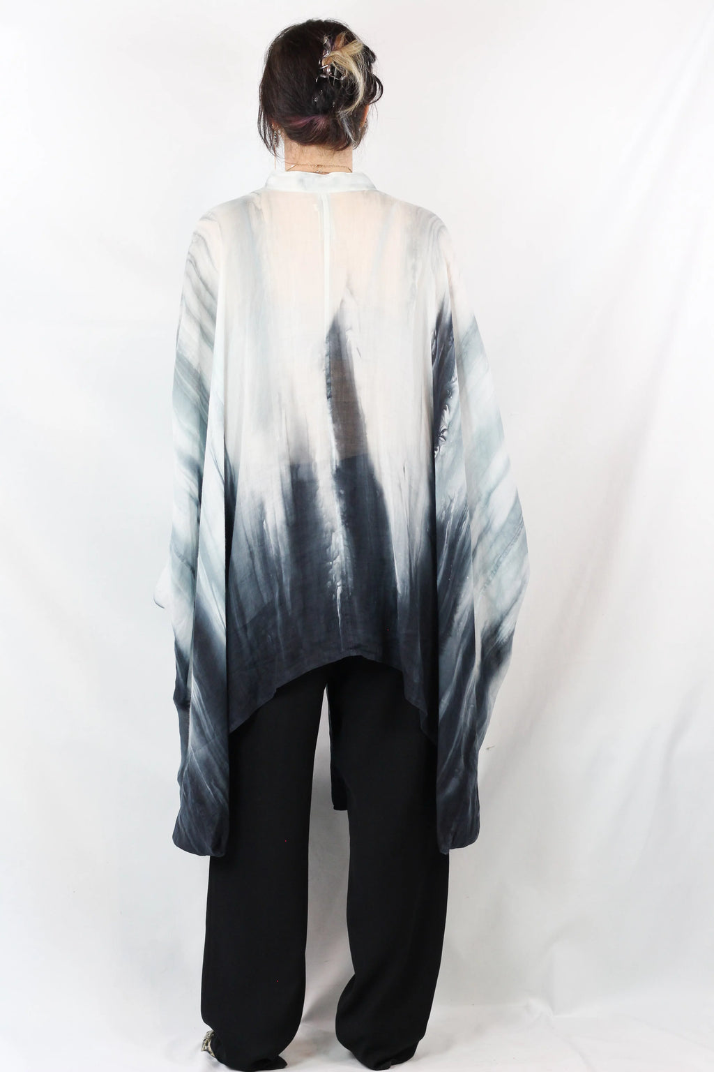 Abito camicia in lino garzato tinto a riserva Shibori