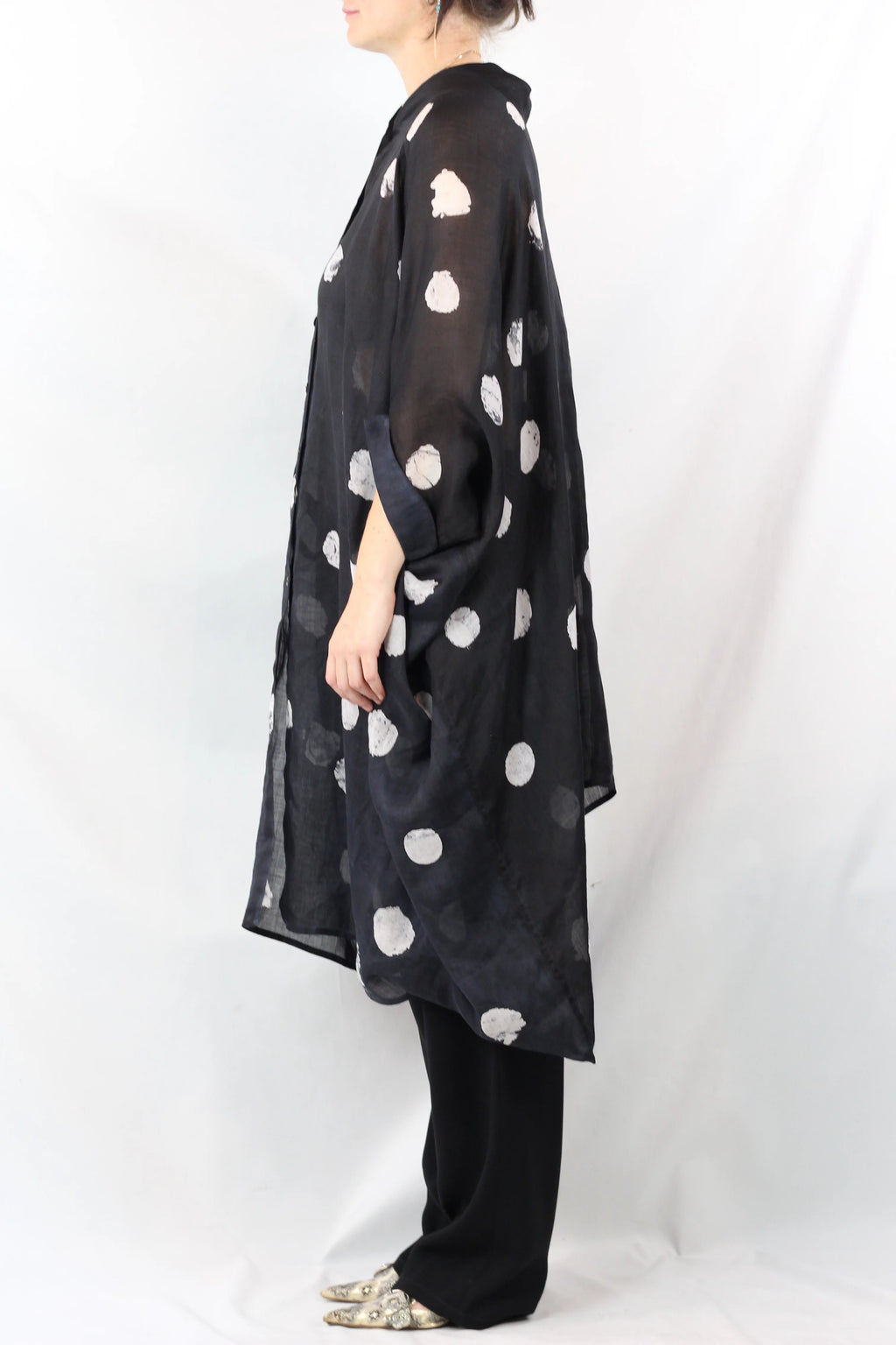 Abito camicia oversize in lino garzato con stampa a pois