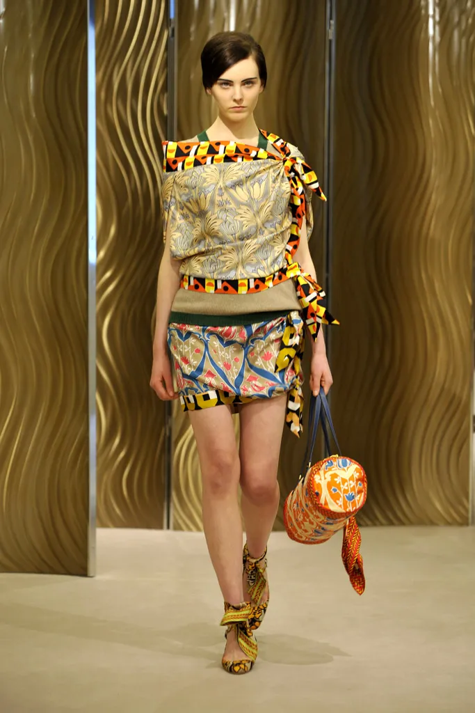 Patterned silk foulard skirt with side knot Resort2010