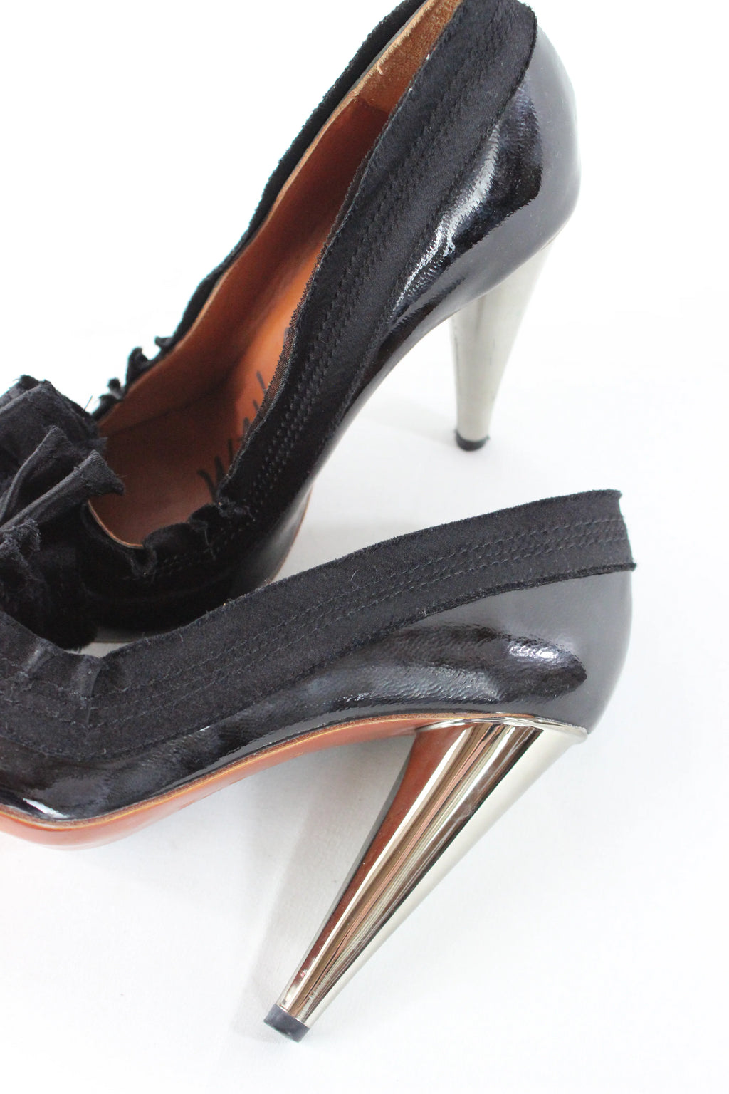 Pointy patent pumps with satin ribbon