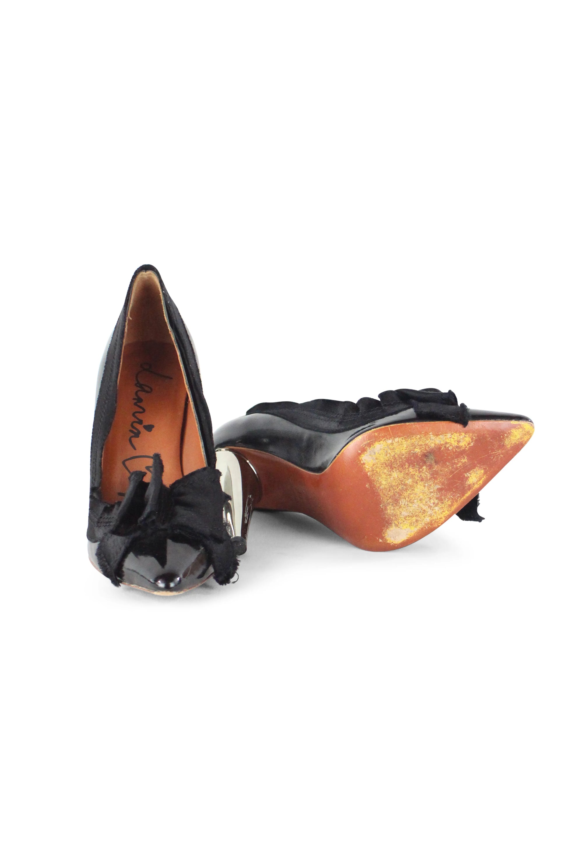 Pointy patent pumps with satin ribbon