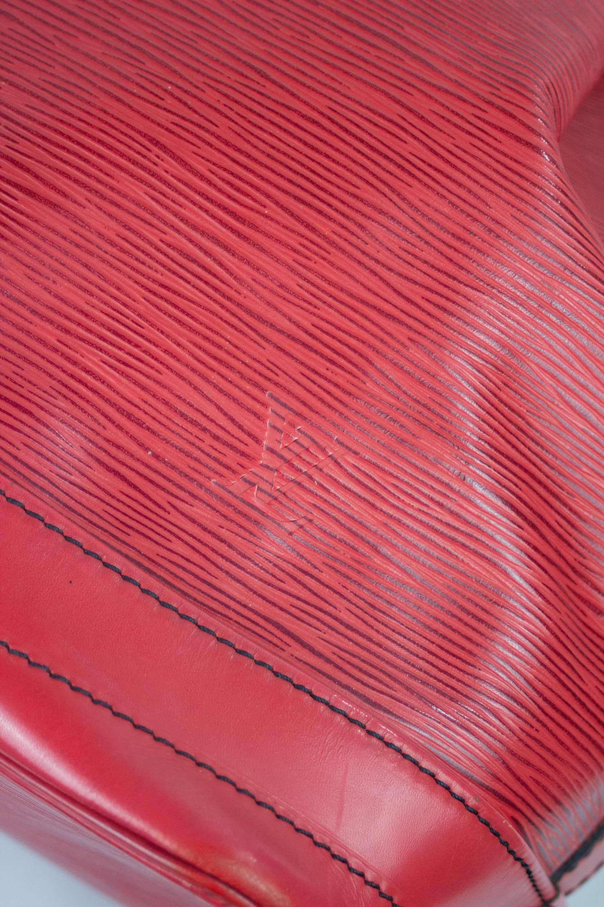 Noé in red Epi leather