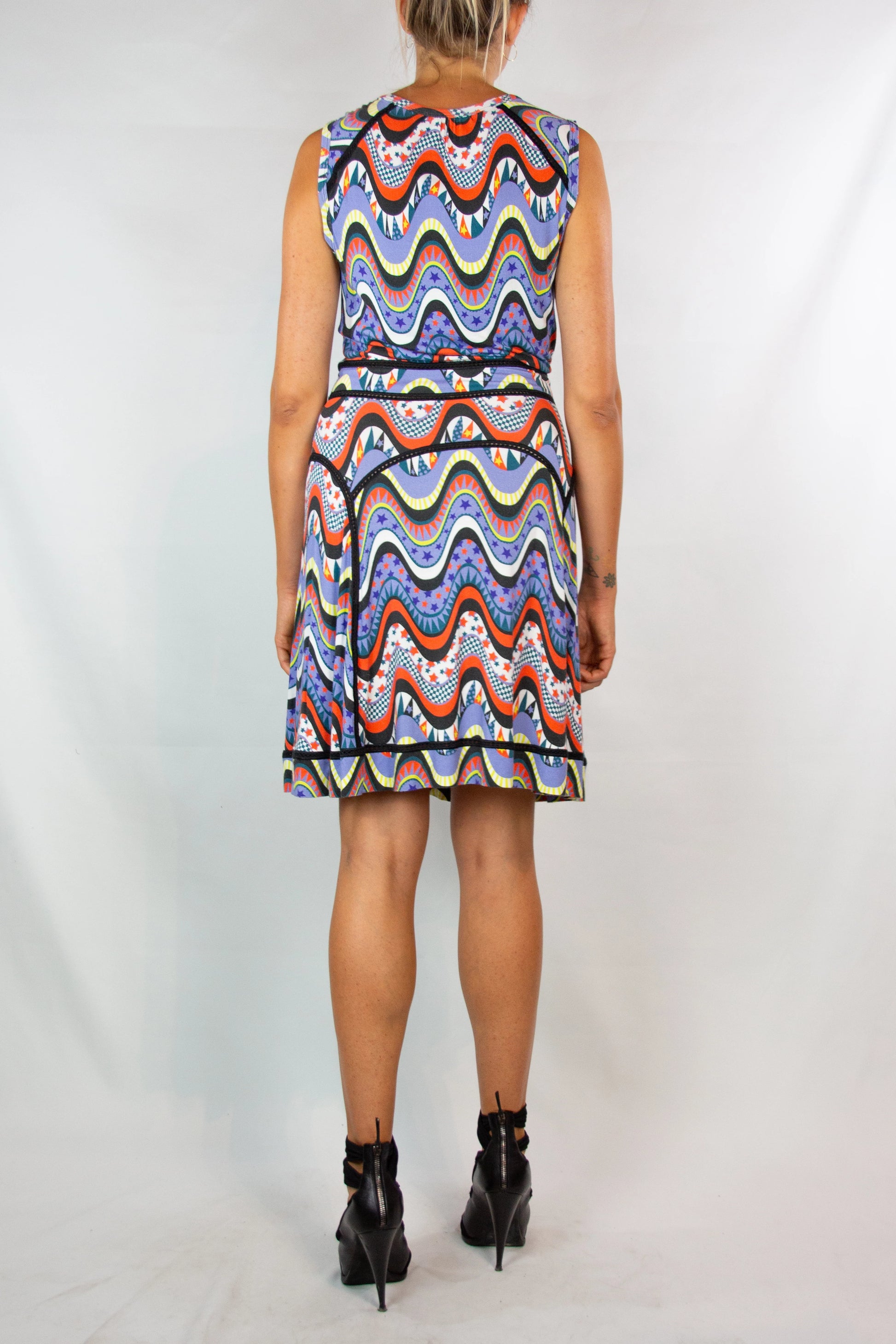 Sleeveless Dress with Colorful Wave Pattern