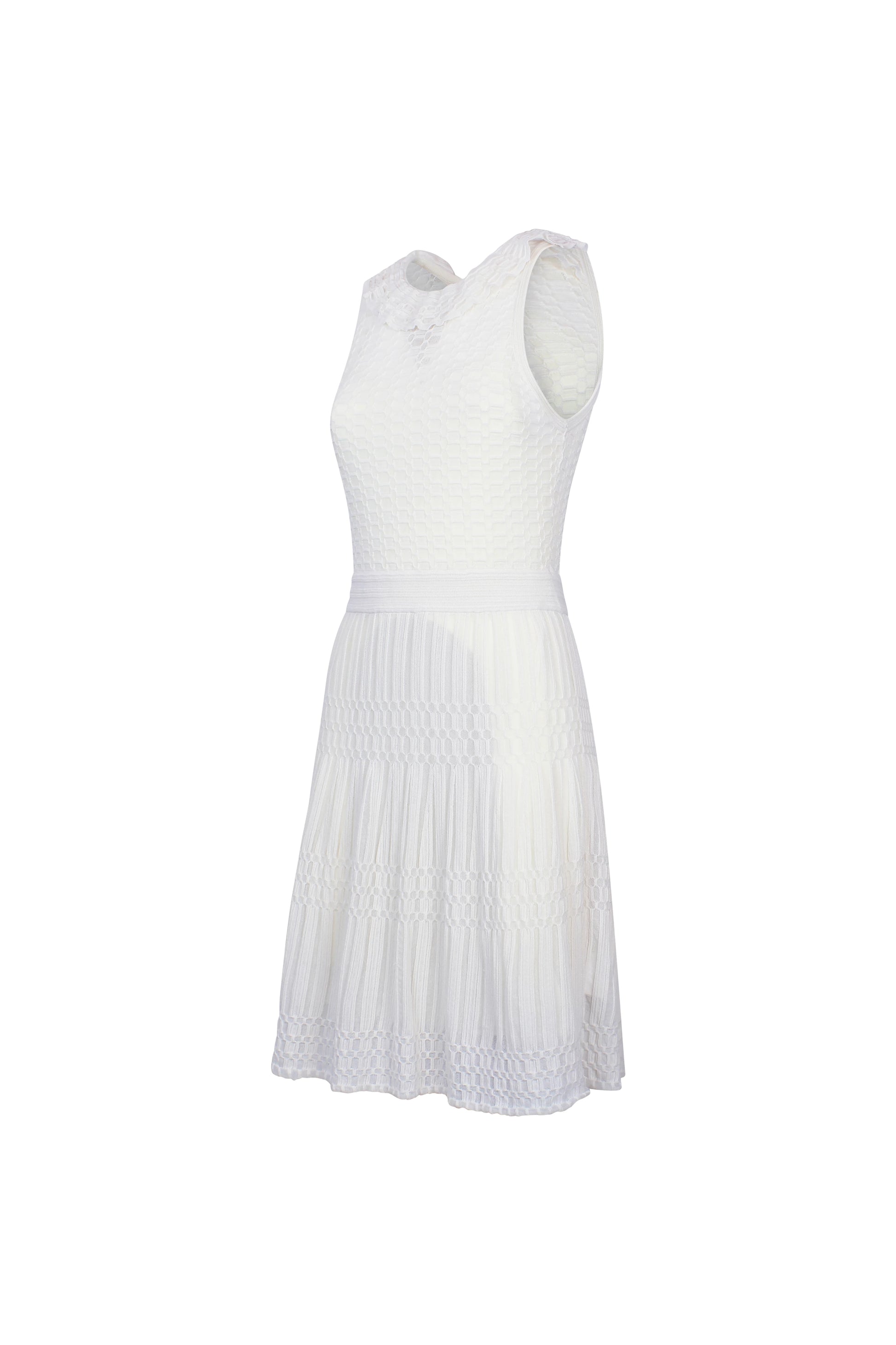 Abito bianco in maglia senza maniche con colletto arricciato e gonna a trapezio