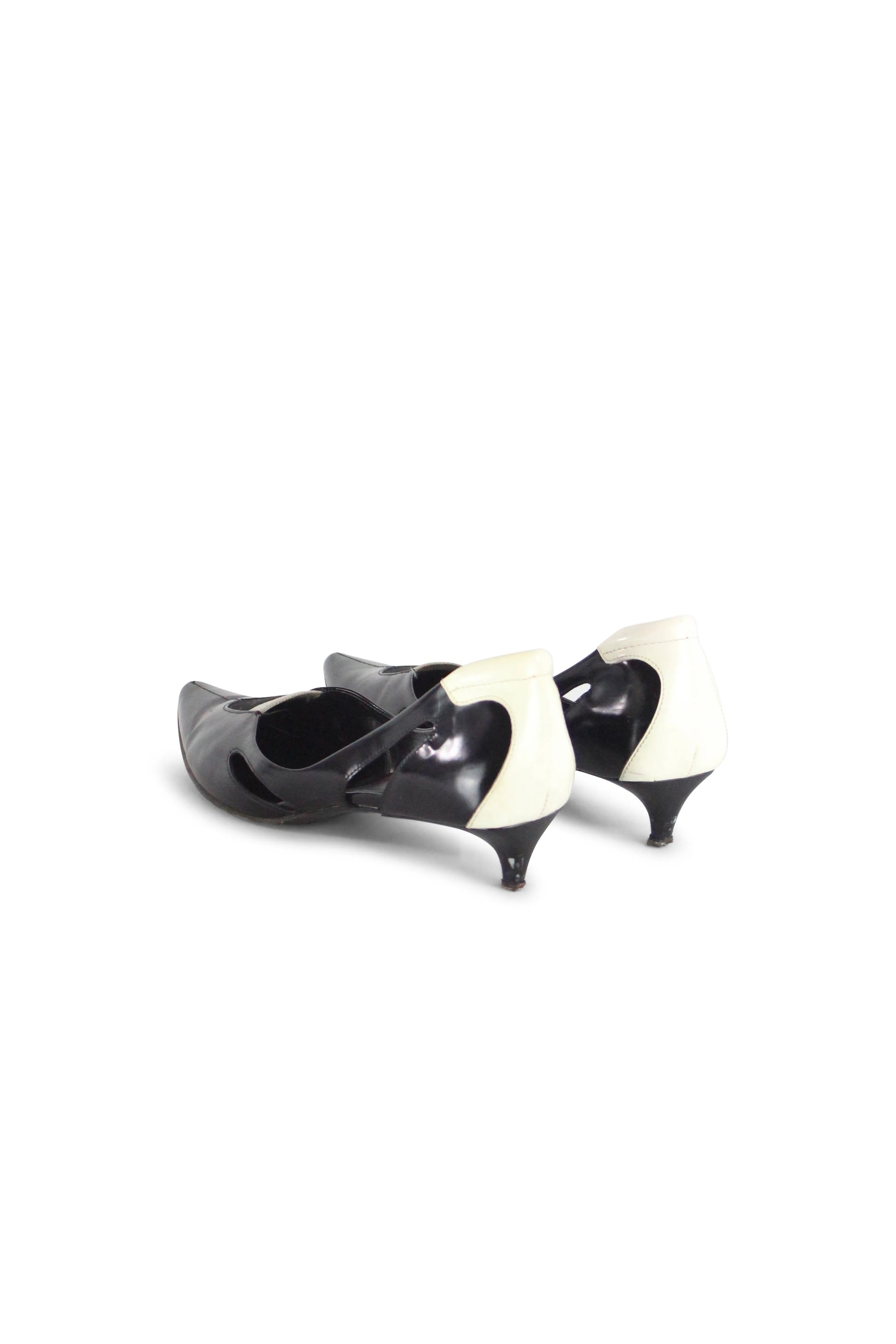 Kitten heel pointed ballet shoes