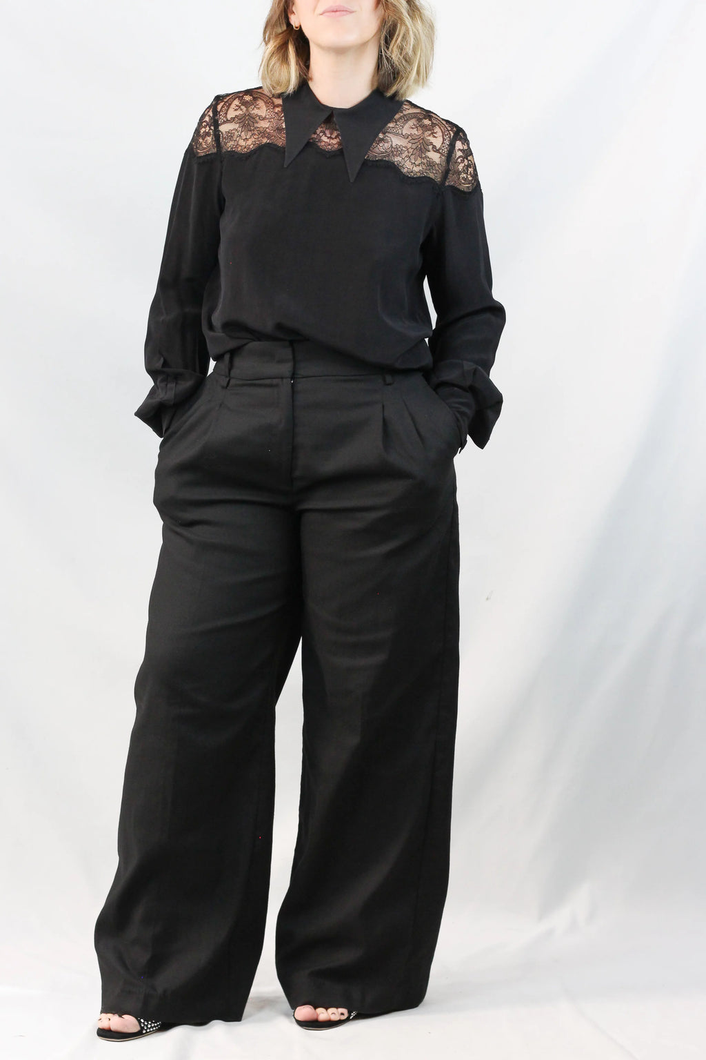 Blusa oversize in seta con inserti in pizzo, colore nero