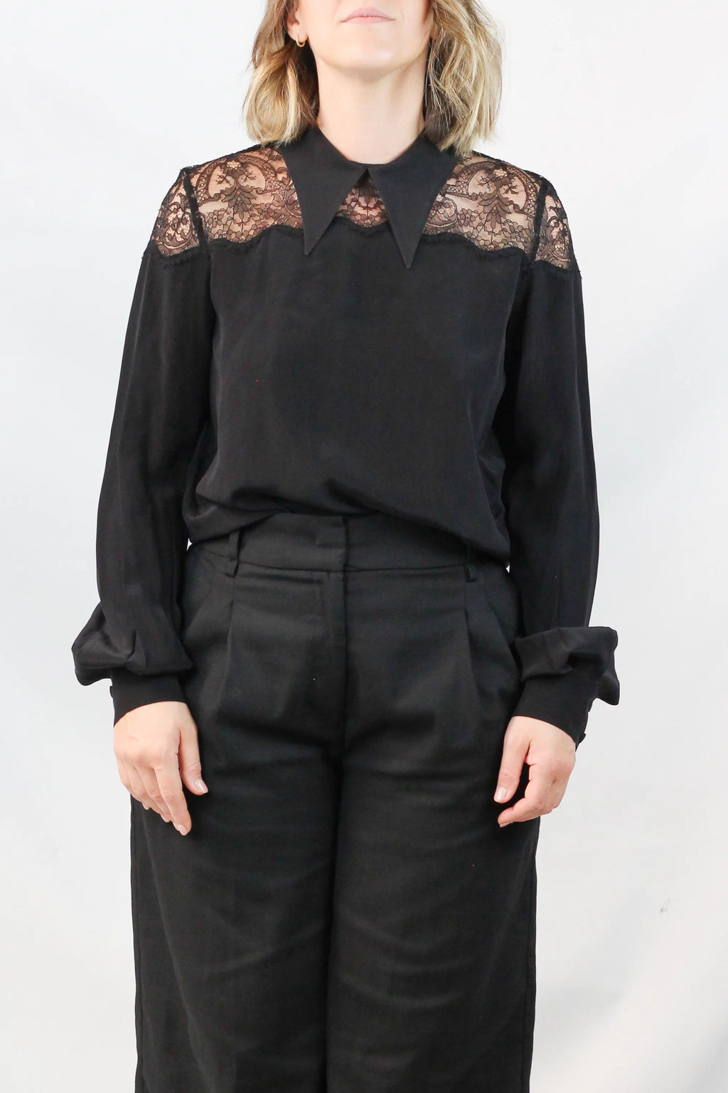 Blusa oversize in seta con inserti in pizzo, colore nero