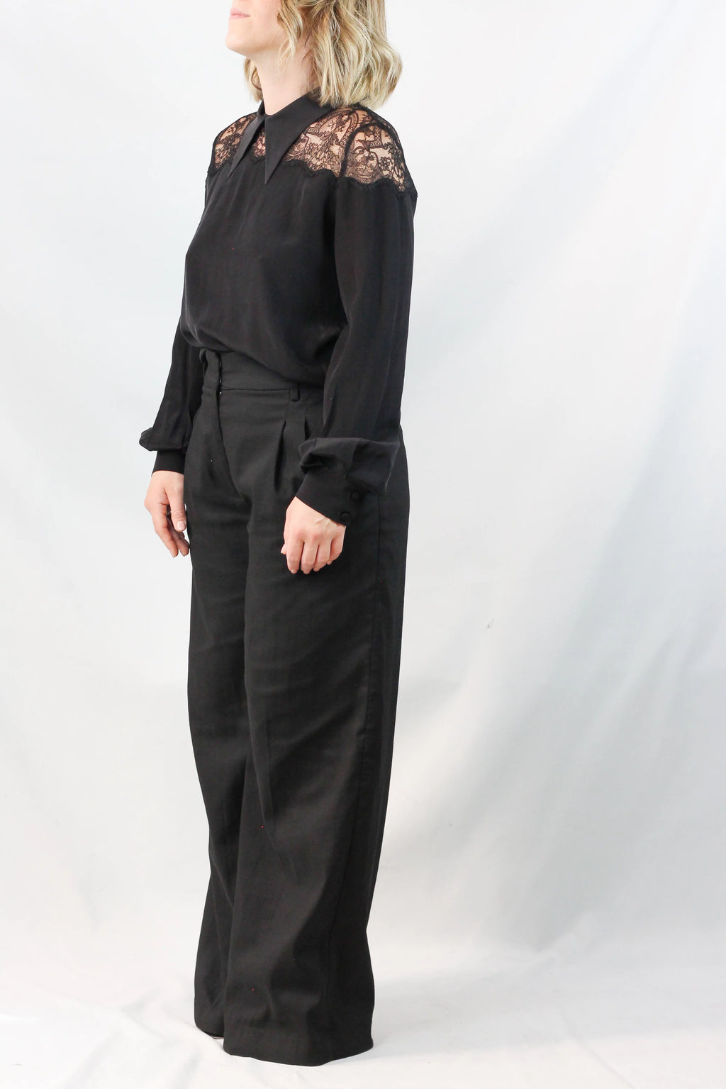 Blusa oversize in seta con inserti in pizzo, colore nero