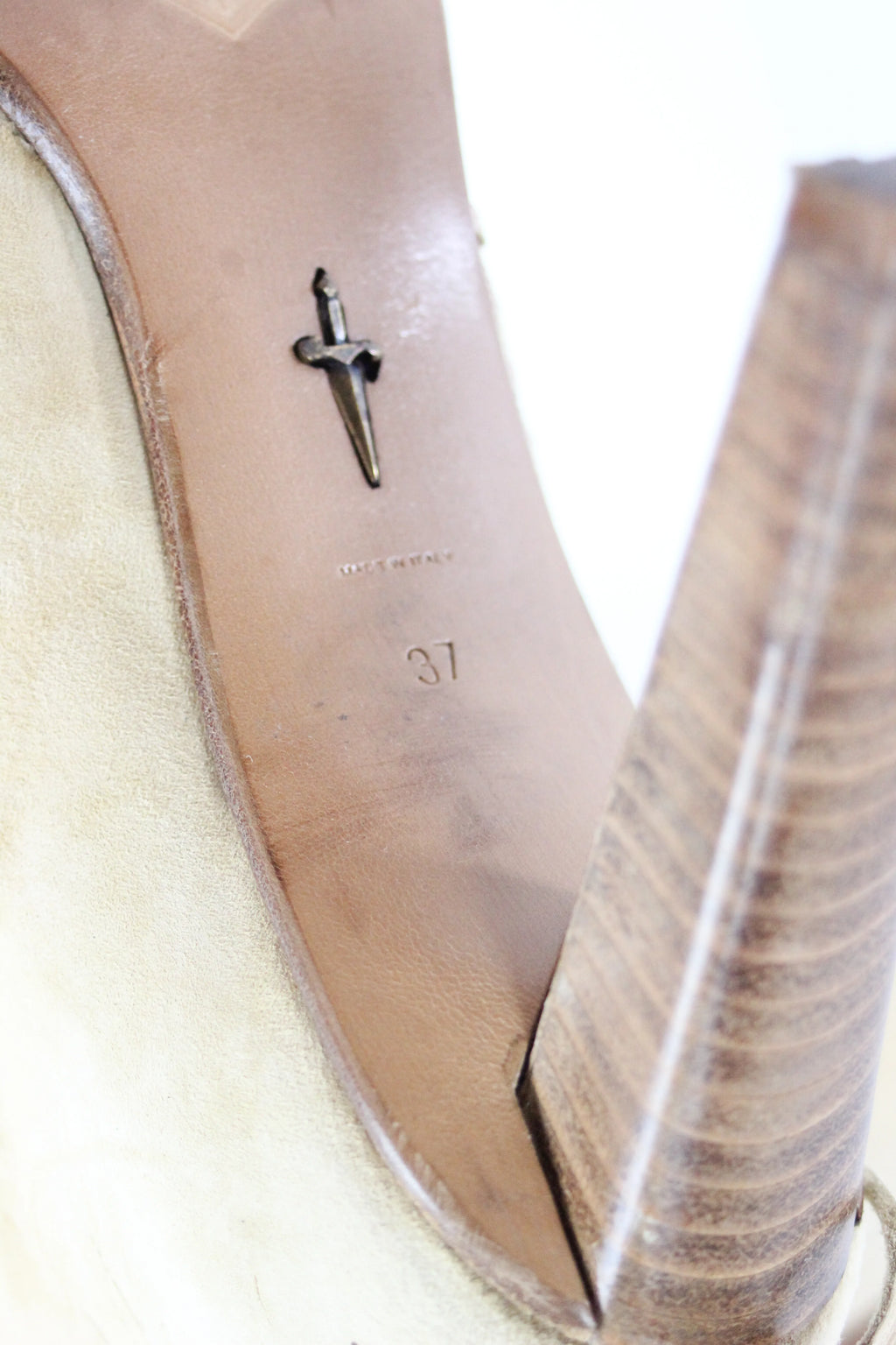 Suede ankle boots with fringes