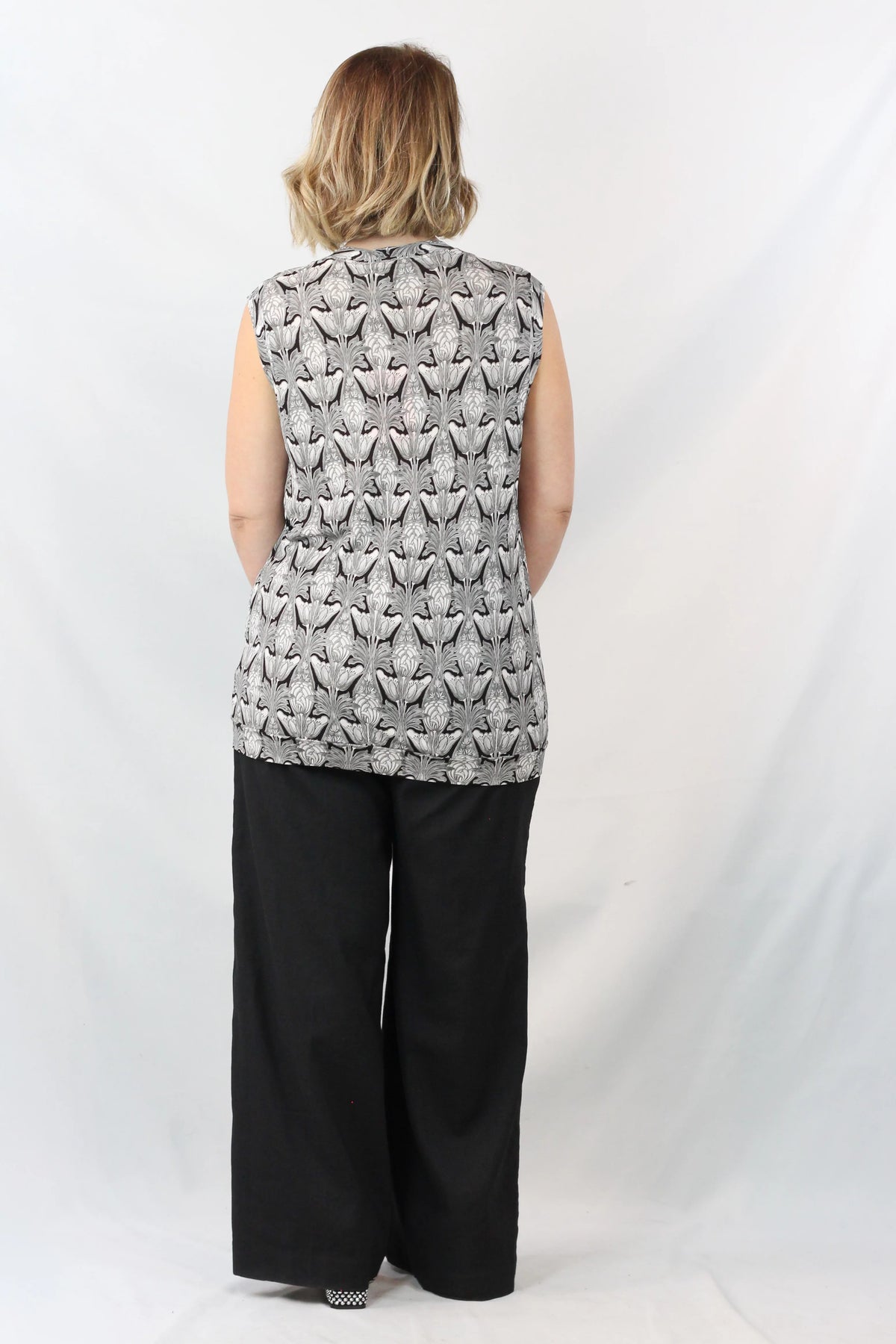 Sleeveless Blouse Art Nouveau Floral Print