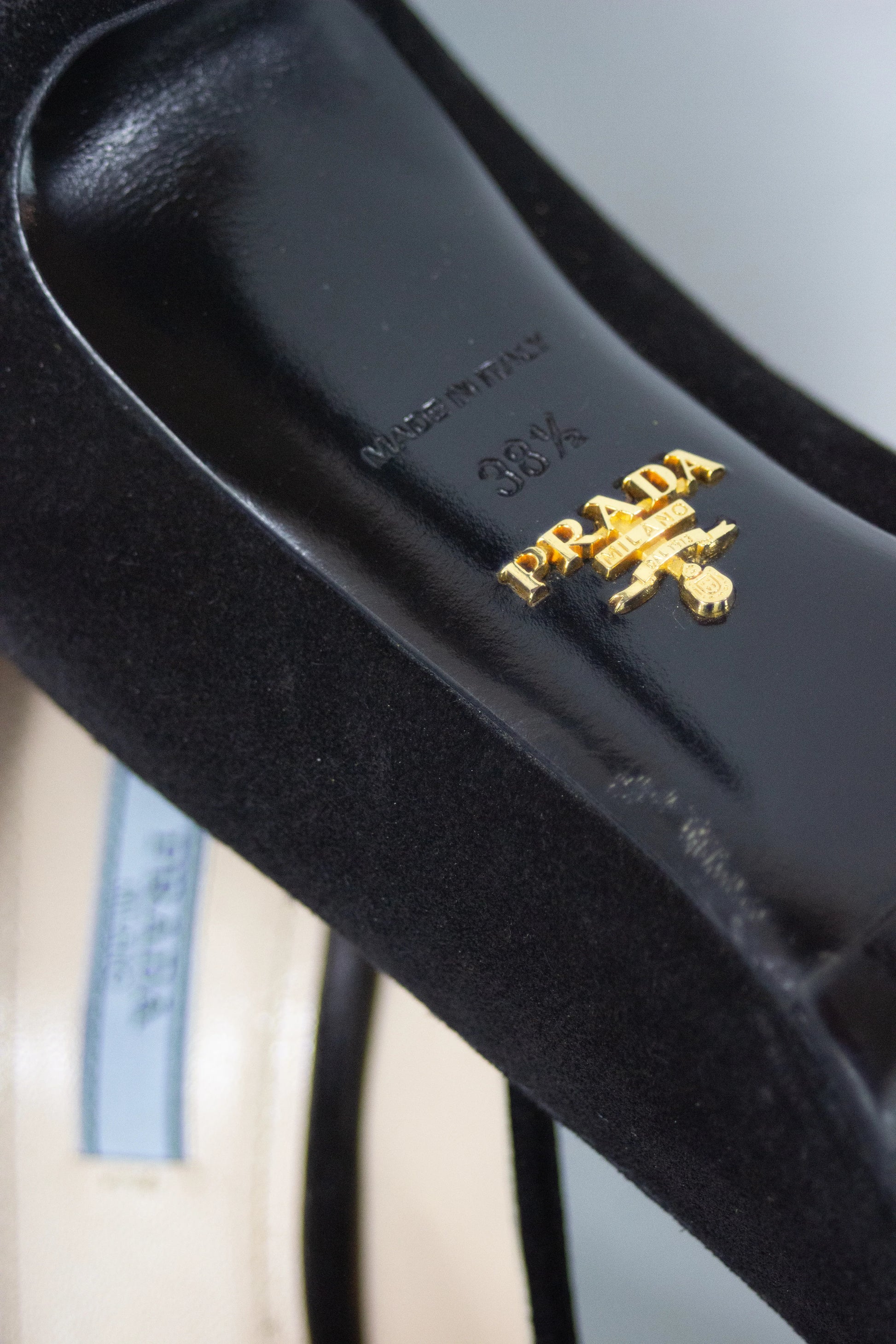 Vintage suede pumps with buckle
