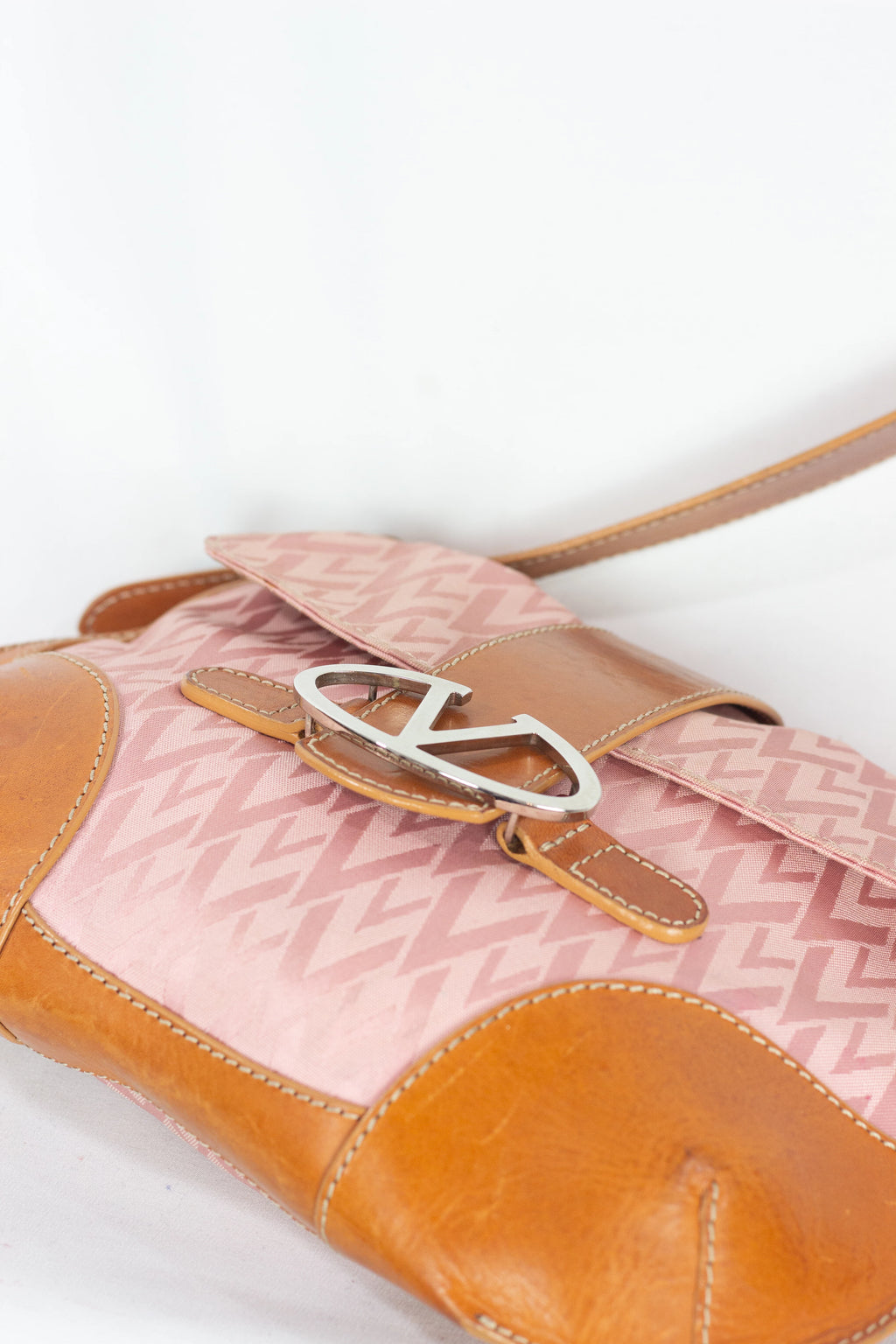 Pink Canvas Shoulder Bag with “Tout le V” Print