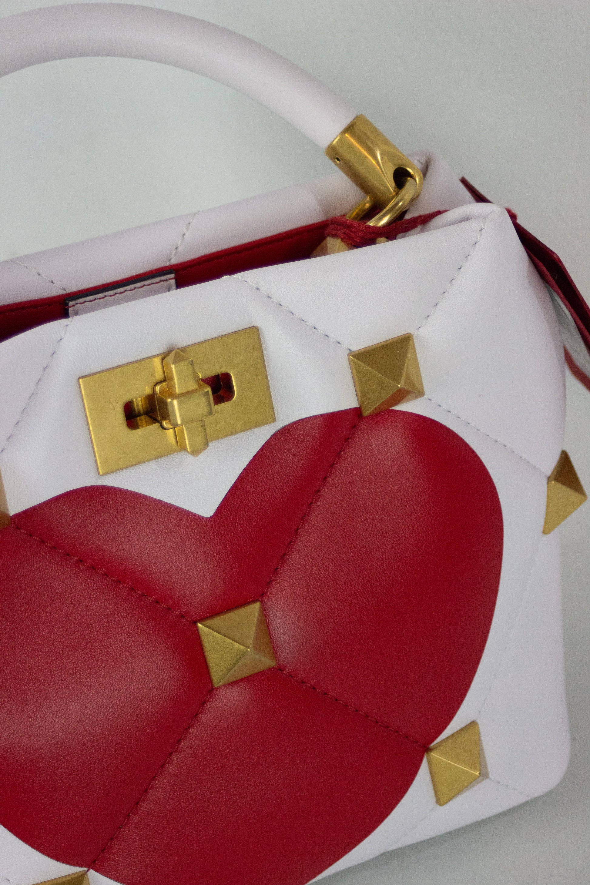 Le Handle Roman stud with heart