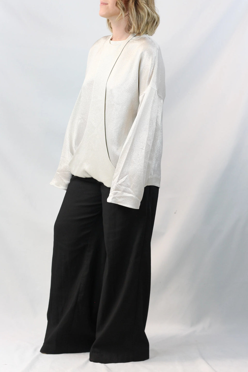 Camicia con pettorina in lamé martellato argento
