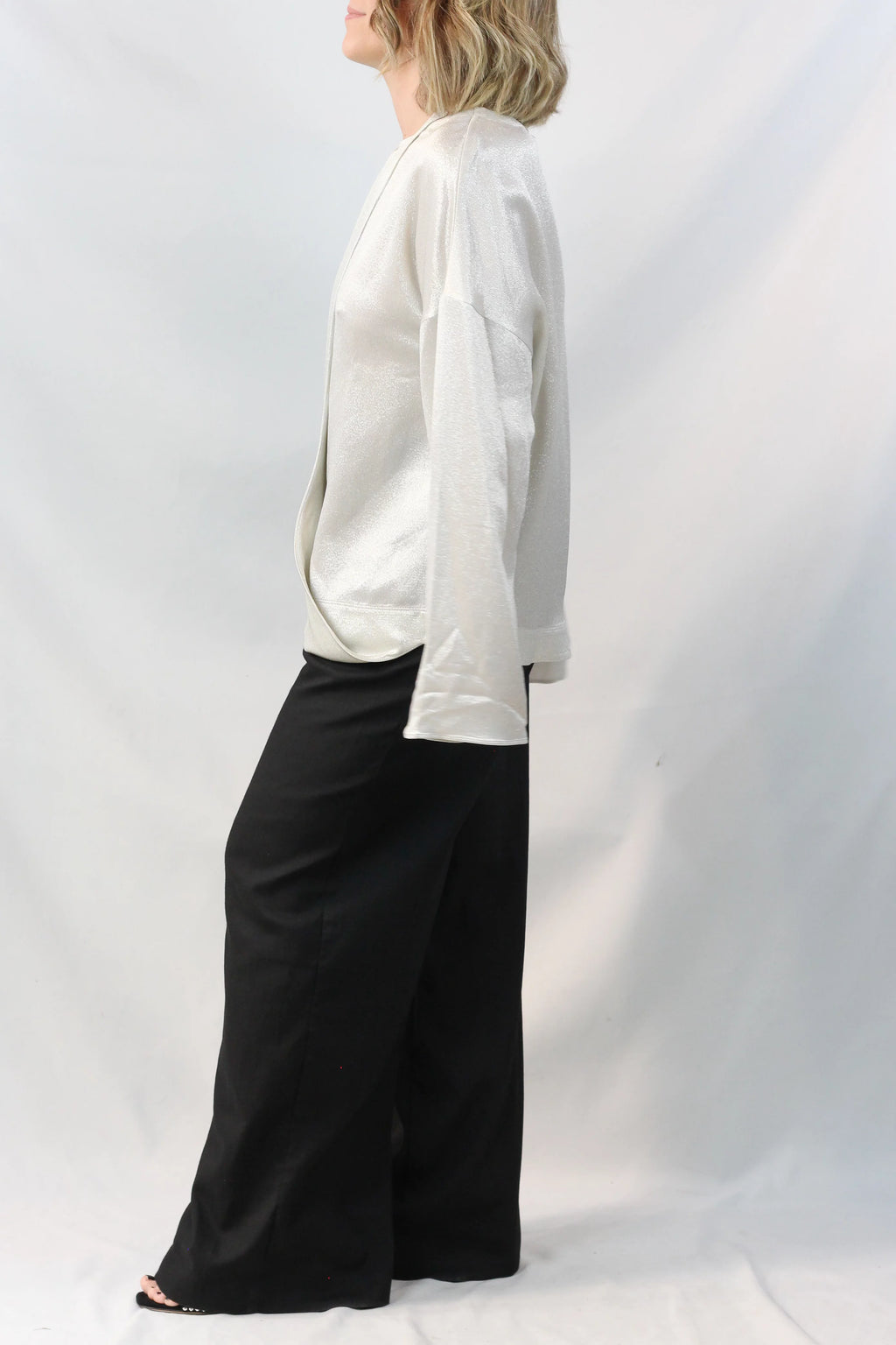 Camicia con pettorina in lamé martellato argento